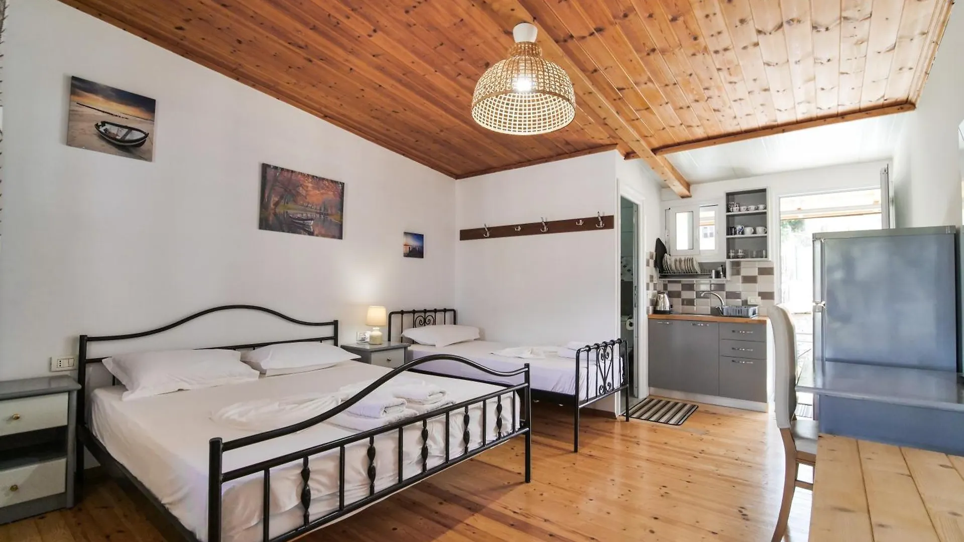 Sea Breeze Rooms Himare Albania