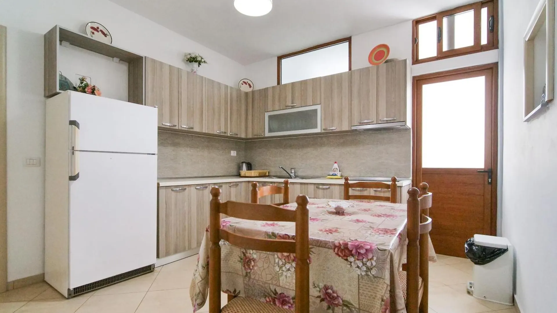 Sea Breeze Rooms Himare 0*,  Albania