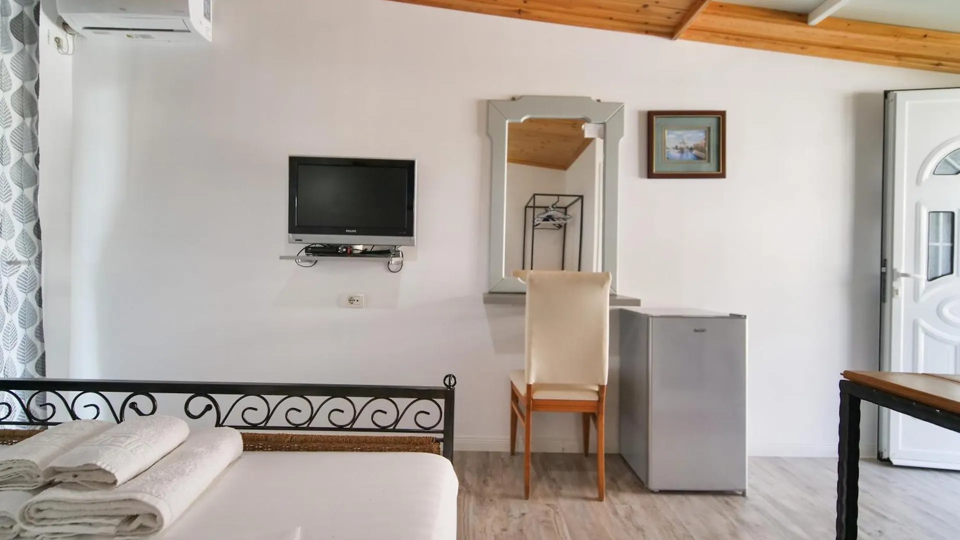 Sea Breeze Rooms Himare