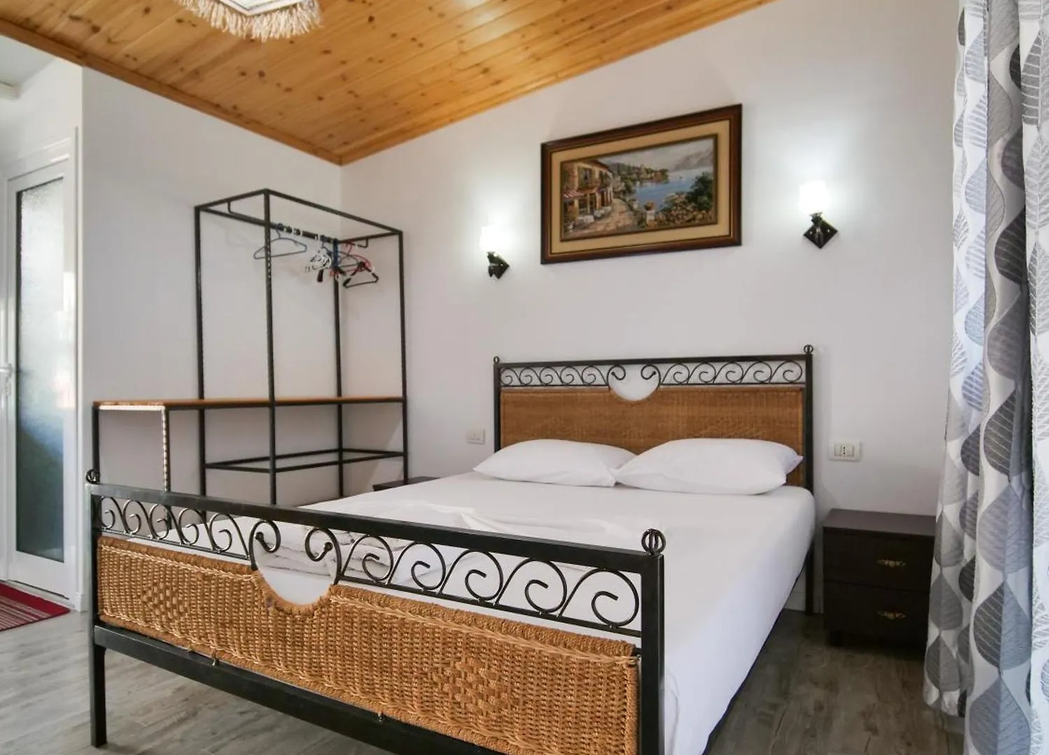 Sea Breeze Rooms Himare