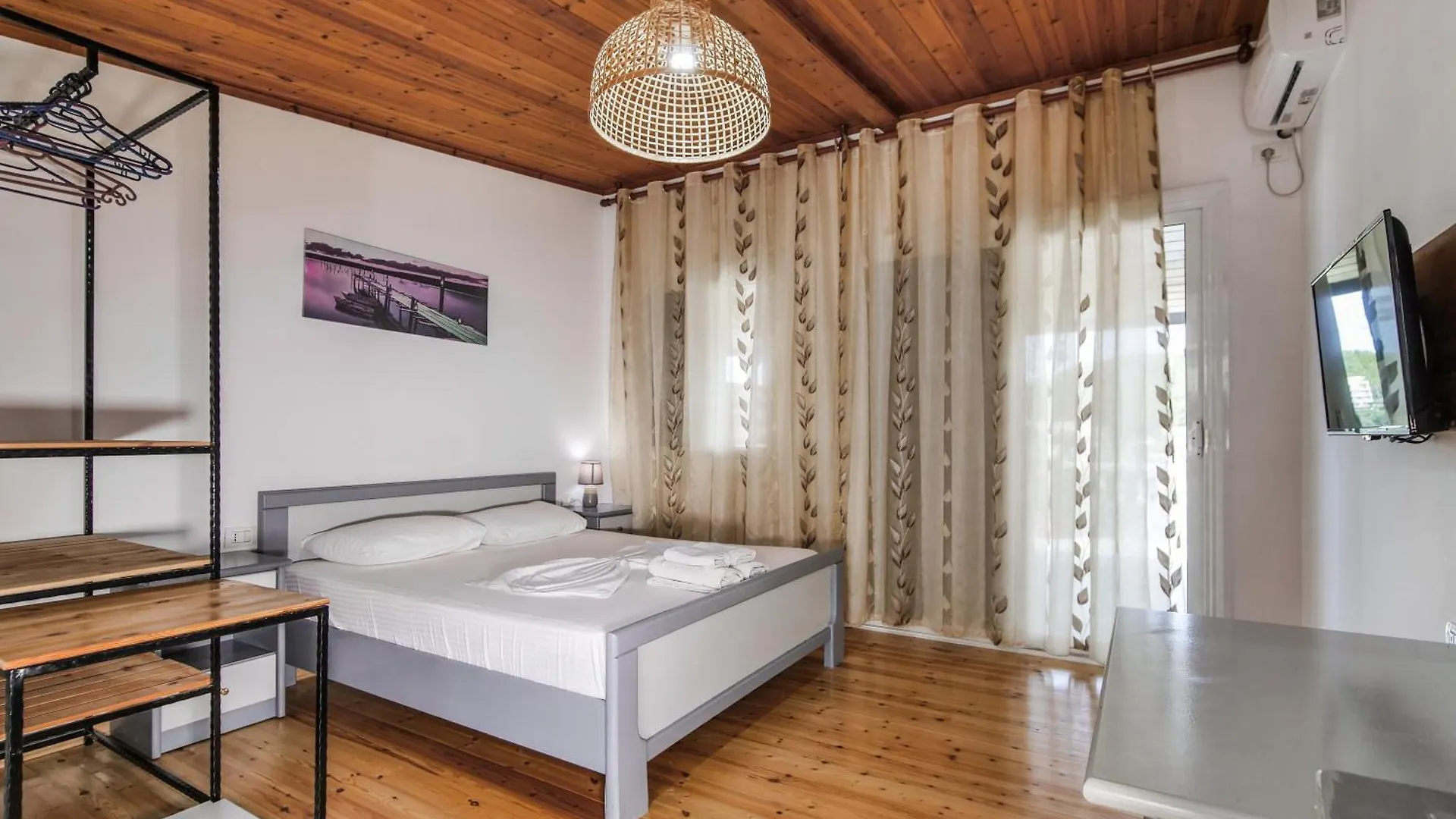 Sea Breeze Rooms Himare