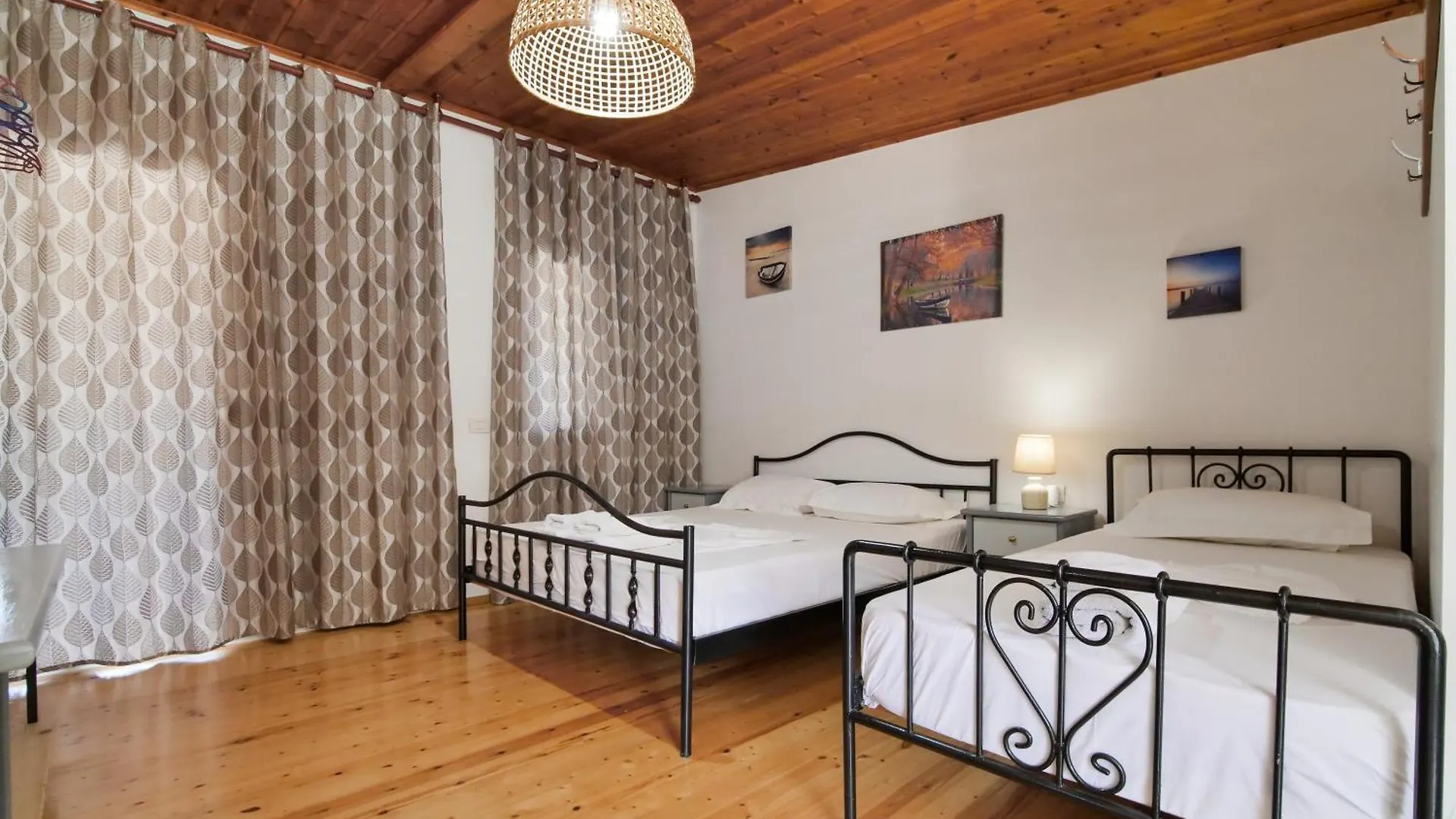 Sea Breeze Rooms Himare 0*,  Albania
